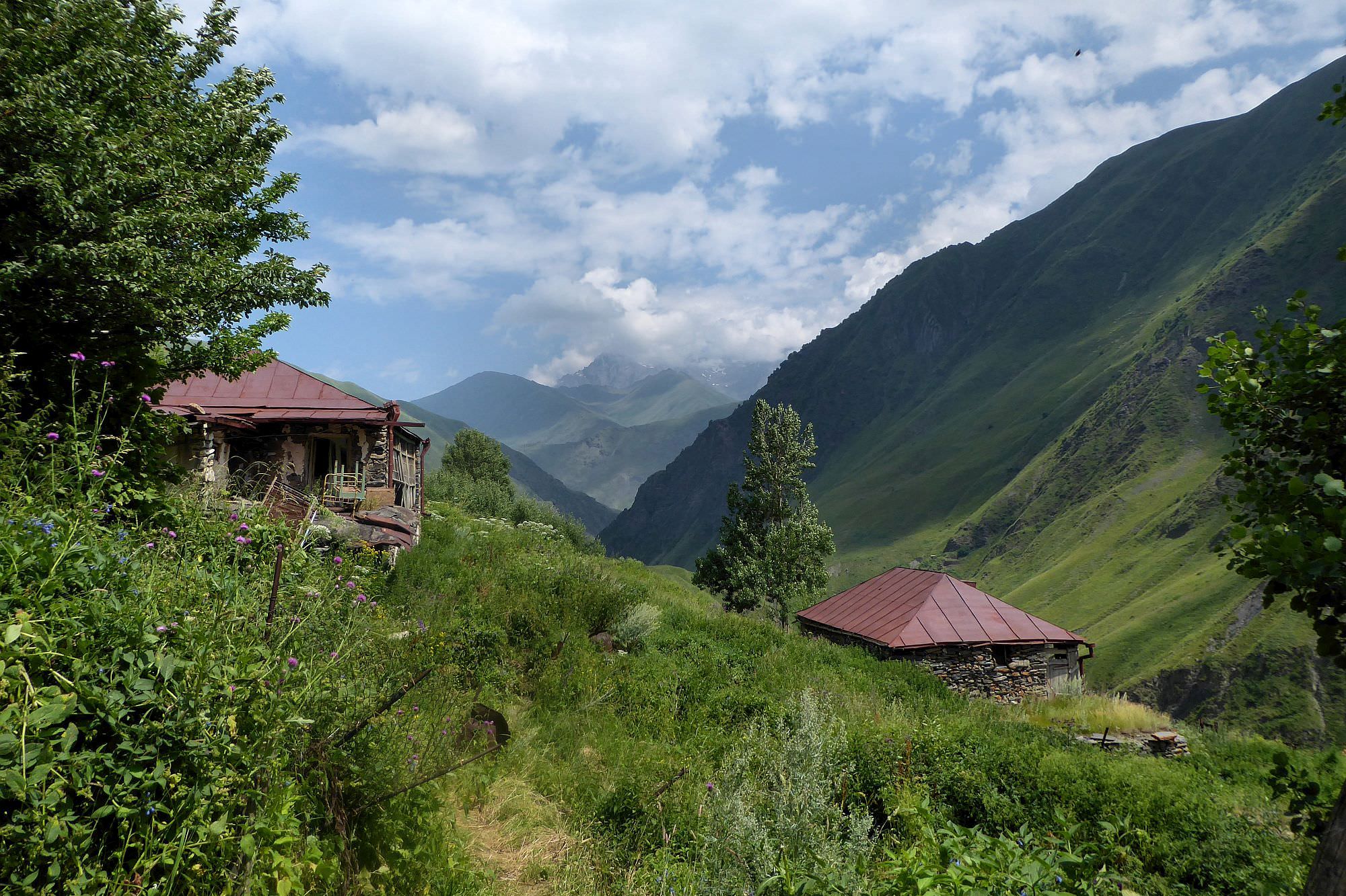 Abandoned houses in the Artkhmo village