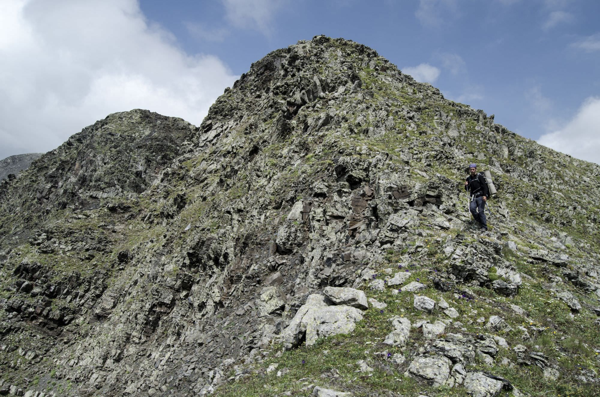 Rocky ridge before Kalotana pass