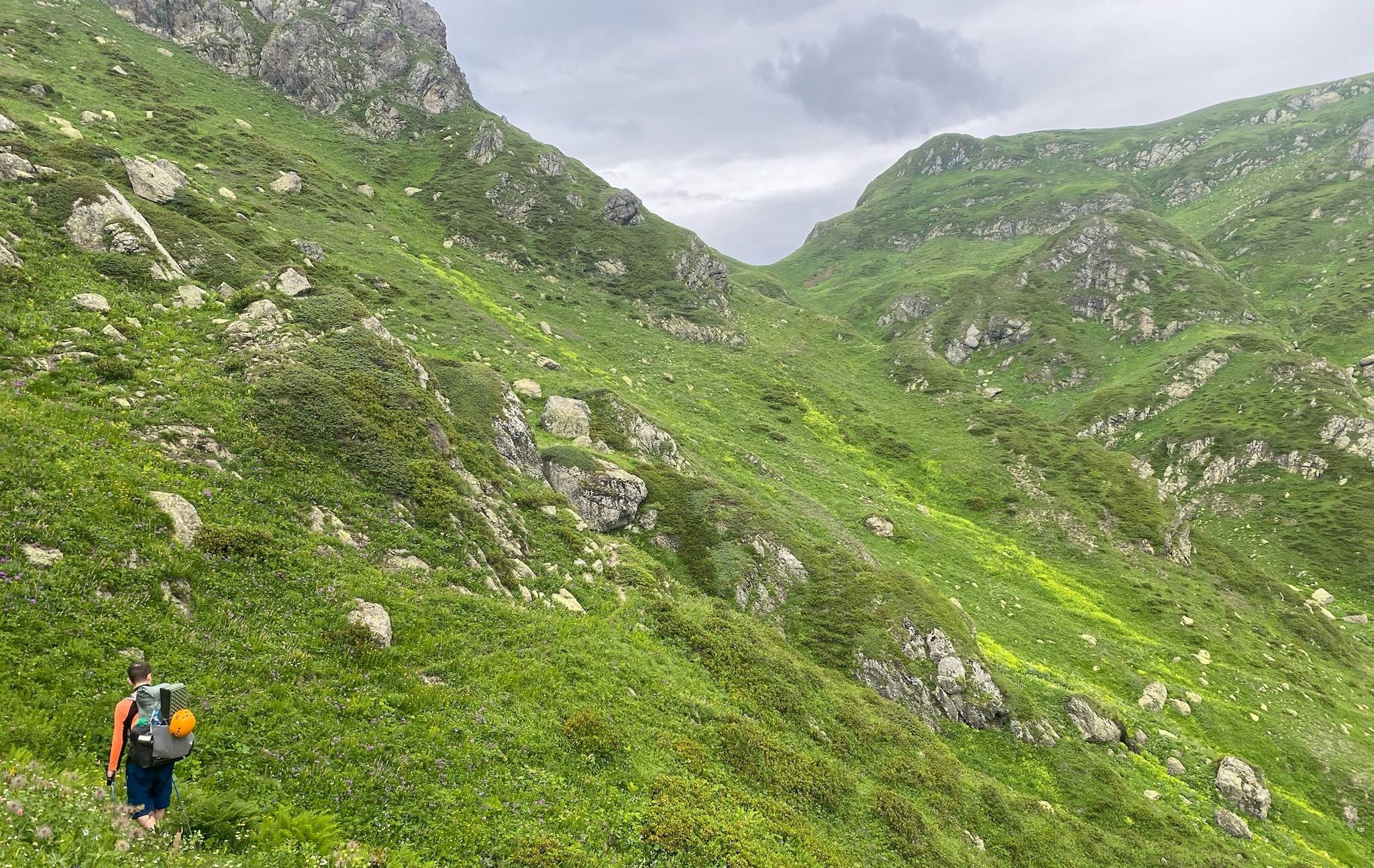 Difficult terrain along the route to Zeda Skurchalis pass