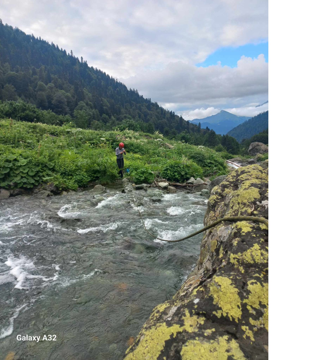 Crossing of Theischi river