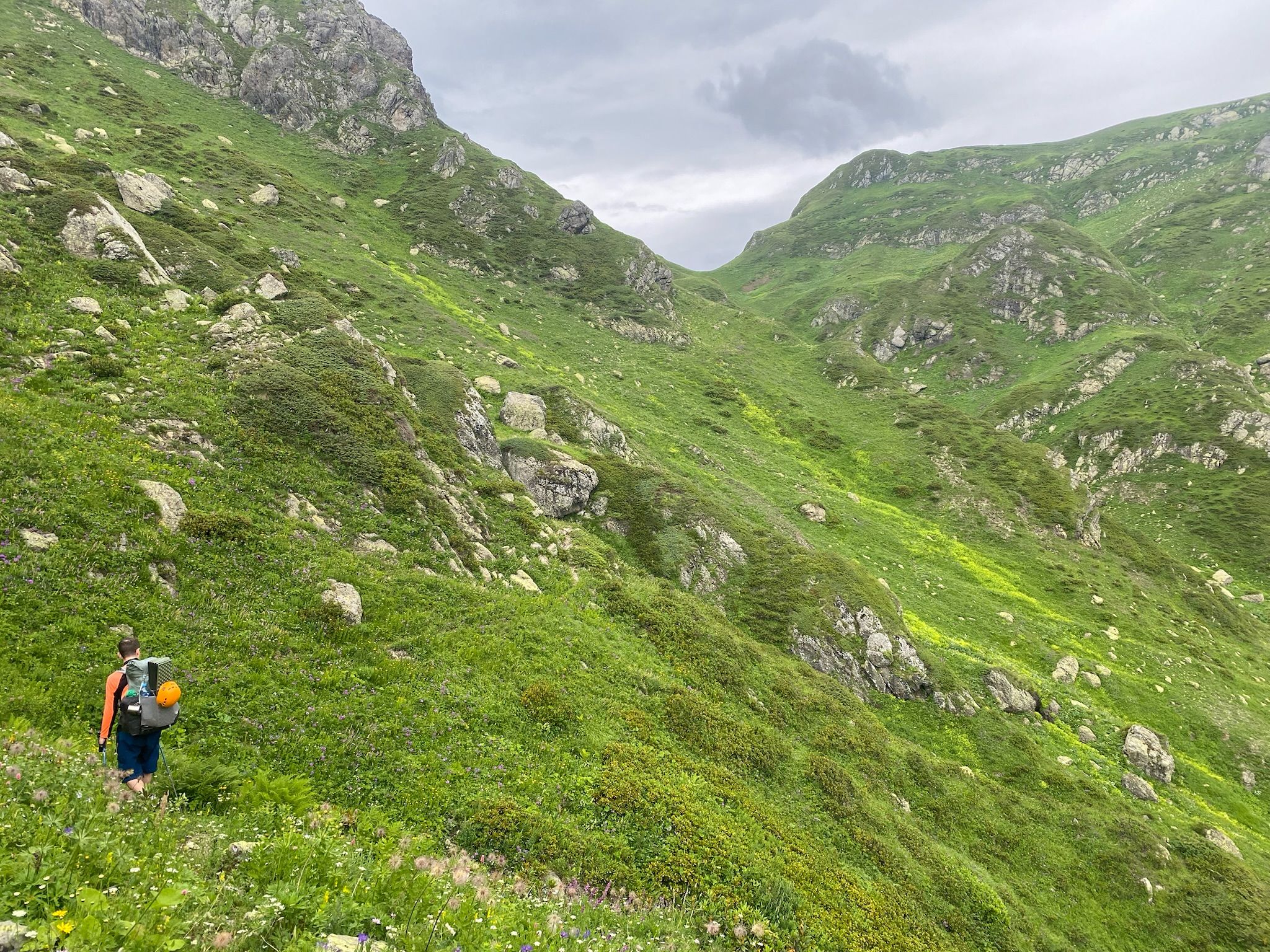 Difficult terrain along the route to Zeda Skurchalis pass