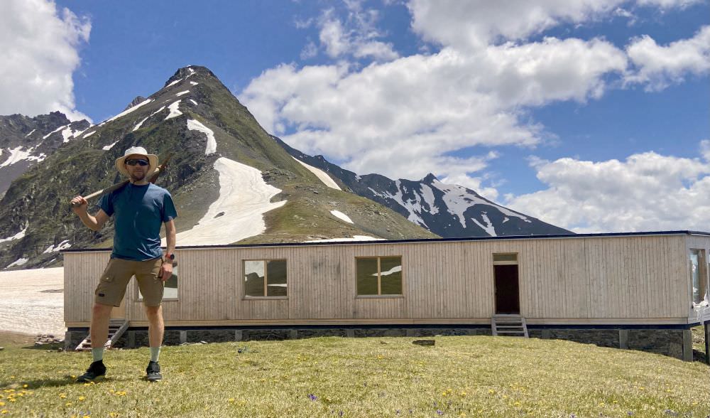 The new hiking shelter at the Tanie pass